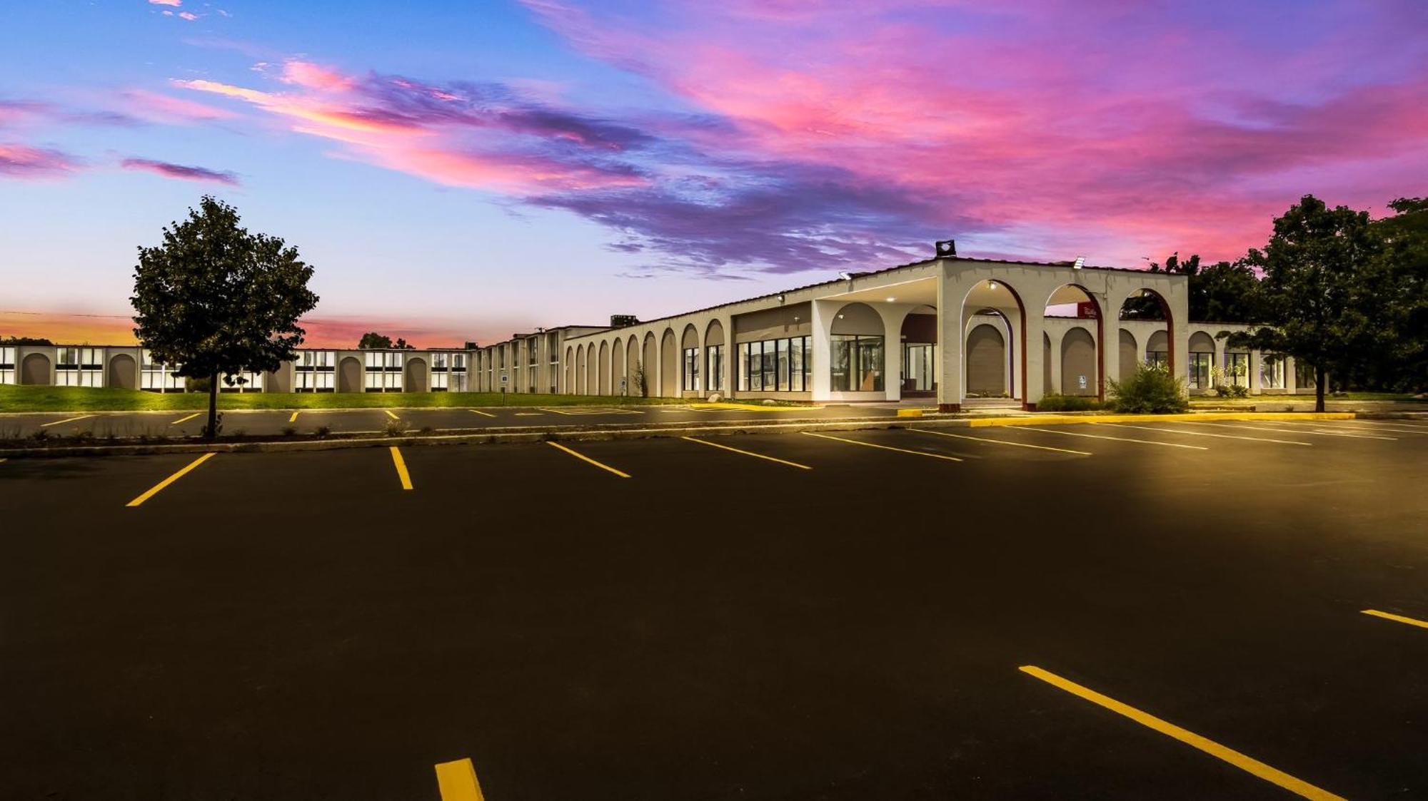 Hometowne Studios By Red Roof And Conference Center Chicago - N Aurora Naperville North Aurora Екстер'єр фото