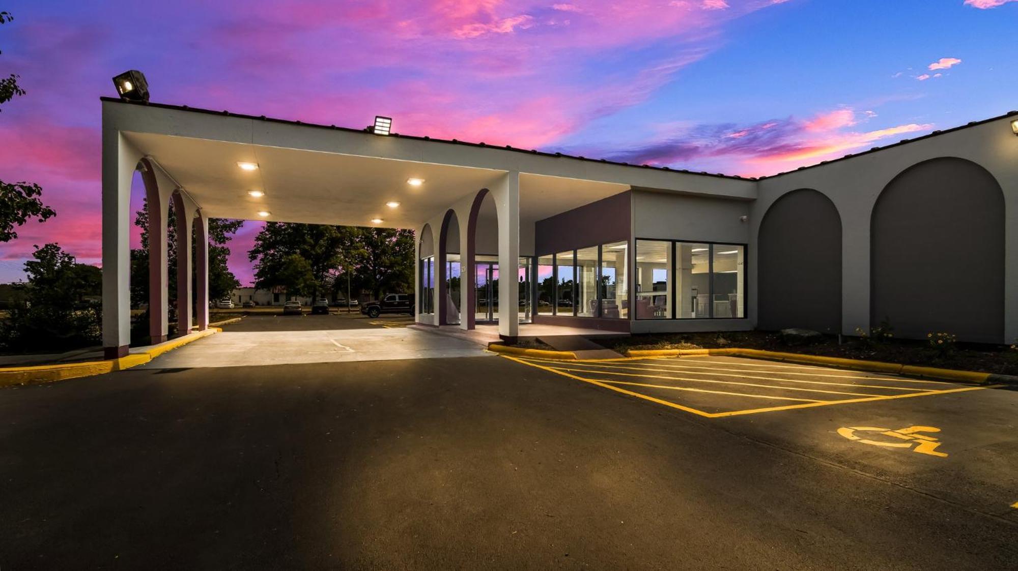 Hometowne Studios By Red Roof And Conference Center Chicago - N Aurora Naperville North Aurora Екстер'єр фото